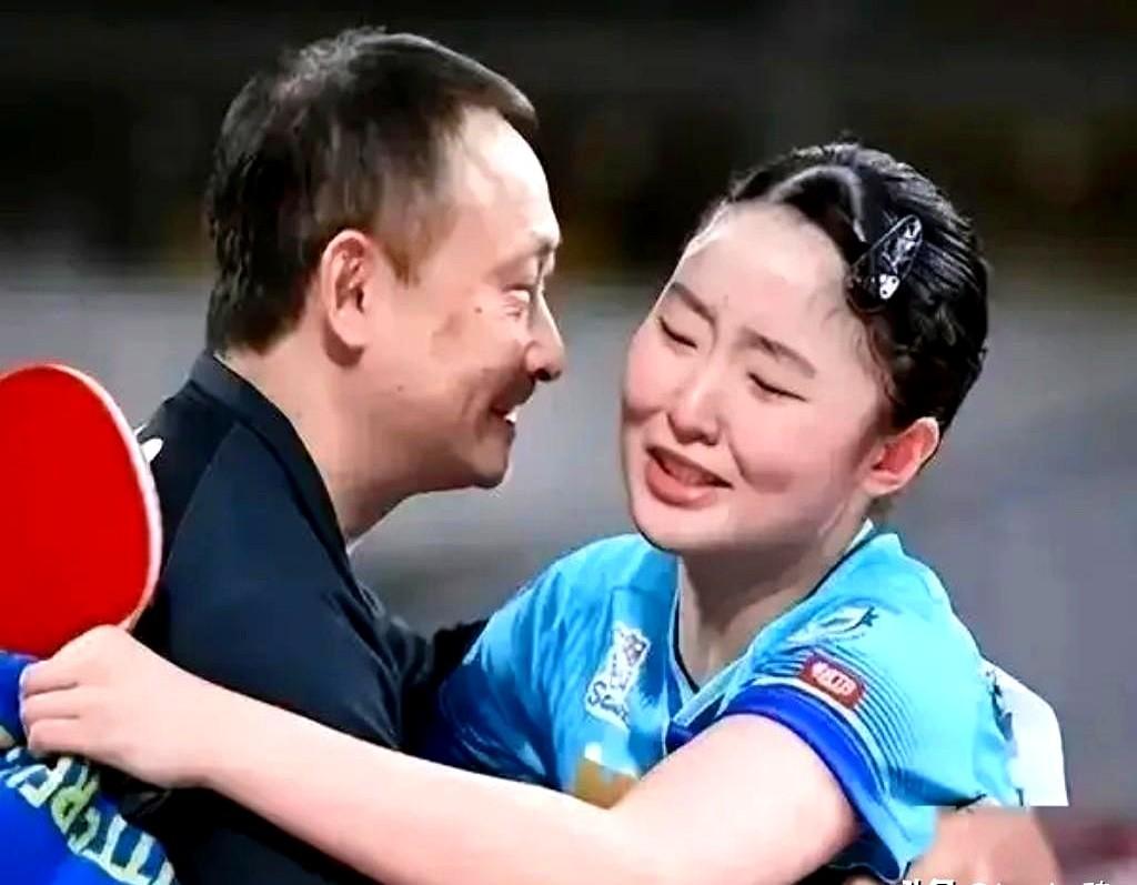 哥哥刚把金牌挂脖子上，妹妹这边就输了。

张本美和决赛被陈熠压着打，反手撕不开角