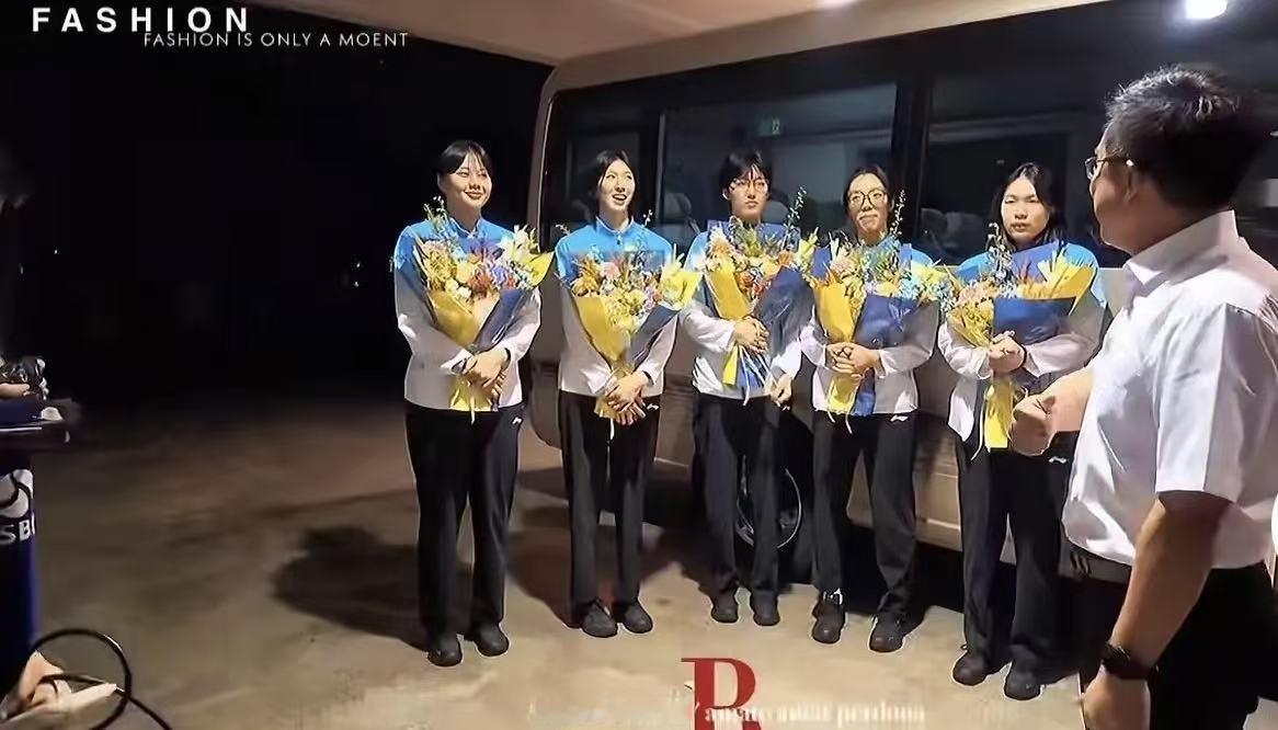江苏体育总局上大分了！

中国女排落地上海后，江苏体育总局直接安排了一辆专车接送