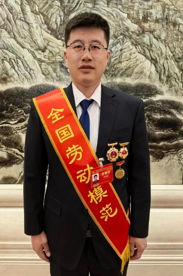 重点大学毕业跑去送快递！80后小伙跑出全国劳模，打脸无数职业偏见
 
李晓望，男