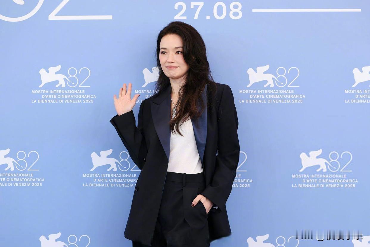 舒淇 携其导演首作《女孩》亮相威尼斯电影节Photocall环节，身着西装，着屏