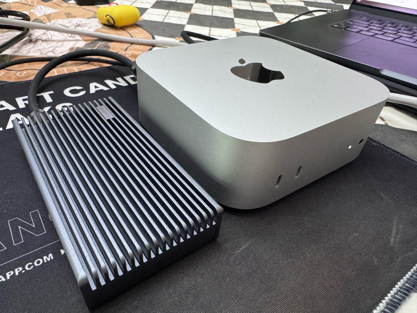 我那台正在吃力干活的 M4 Mac mini（挂着 2TB 固态硬盘）。没想到它