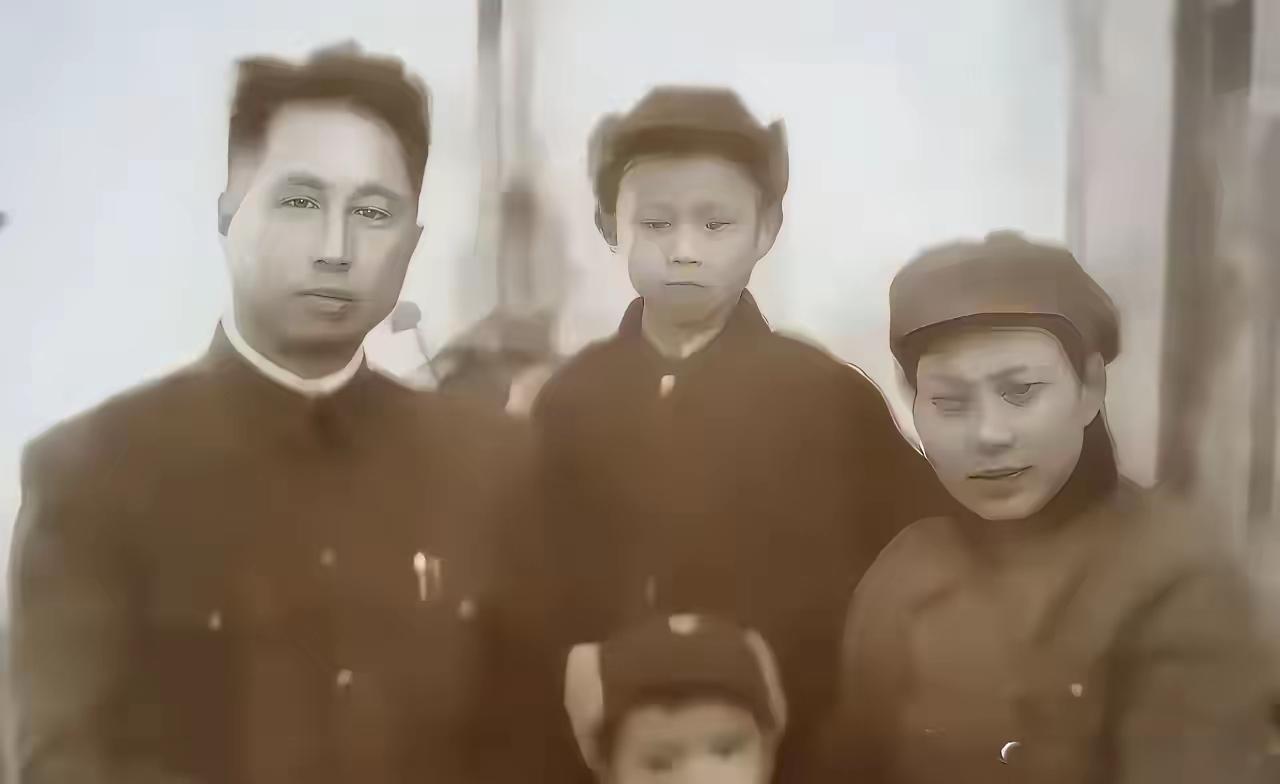 上世纪50年代，北京一位刚授衔的中将成钧，家里突然出了大变故。他的原配妻子周月湘