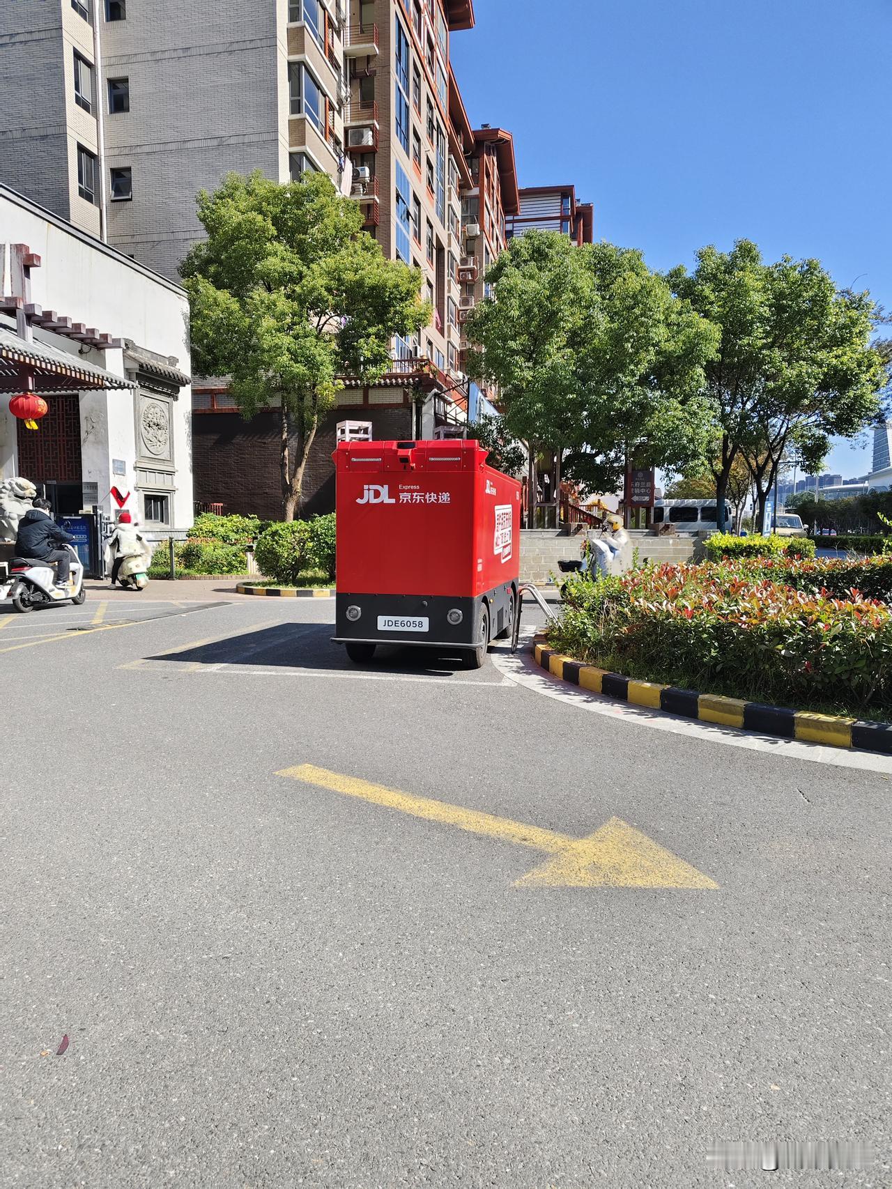 京东无人快递车，直接后台控制，解放人力，因为没有技术含量的工作，会被取代，改变不