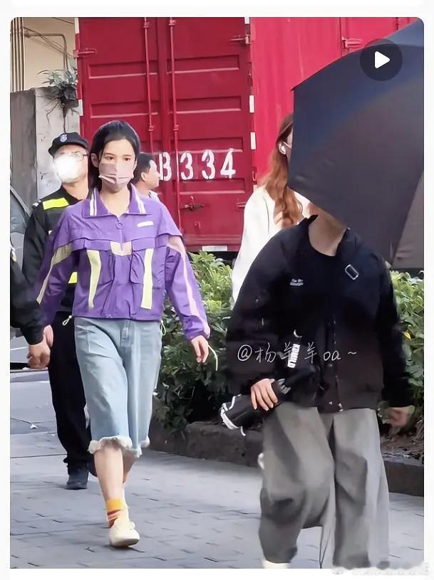 张婧仪应该是换妆造了，看起来比之前的要好看 