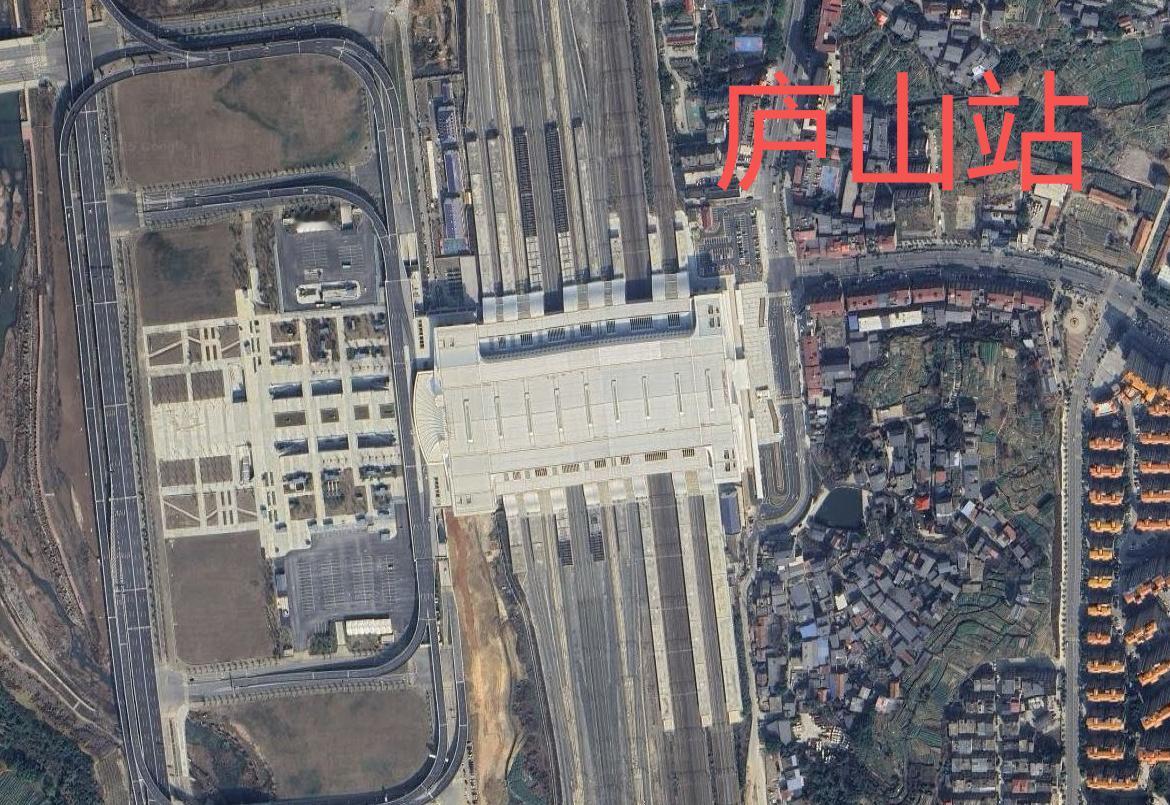 庐山站位于九江市柴桑区，站台规模为8台25线，为江西省重要的高铁站之一。
截至目