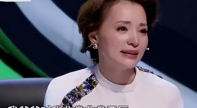 董卿在央视是一个被大家认可的业务能力：
 
1. 外貌从来不该成为被非议、窥探的