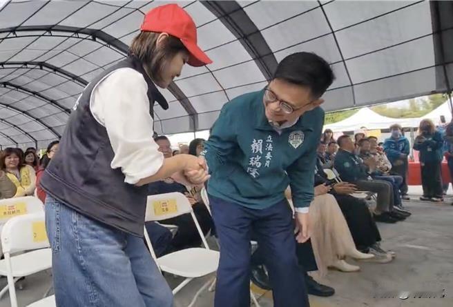 国民党的柯志恩私下和绿营赖瑞隆关系这么好的吗？国民党应该注意用人，特别是“蓝皮绿