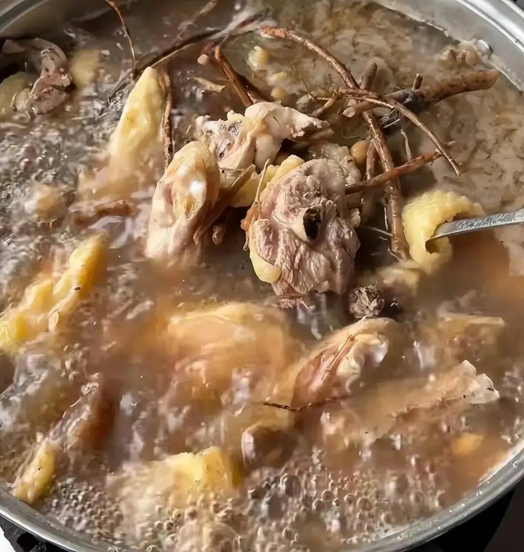 全网最不想火的鸡煲！老中医转行做餐饮，公开秘方：别人抄不走
 
广东顺德这家鸡煲