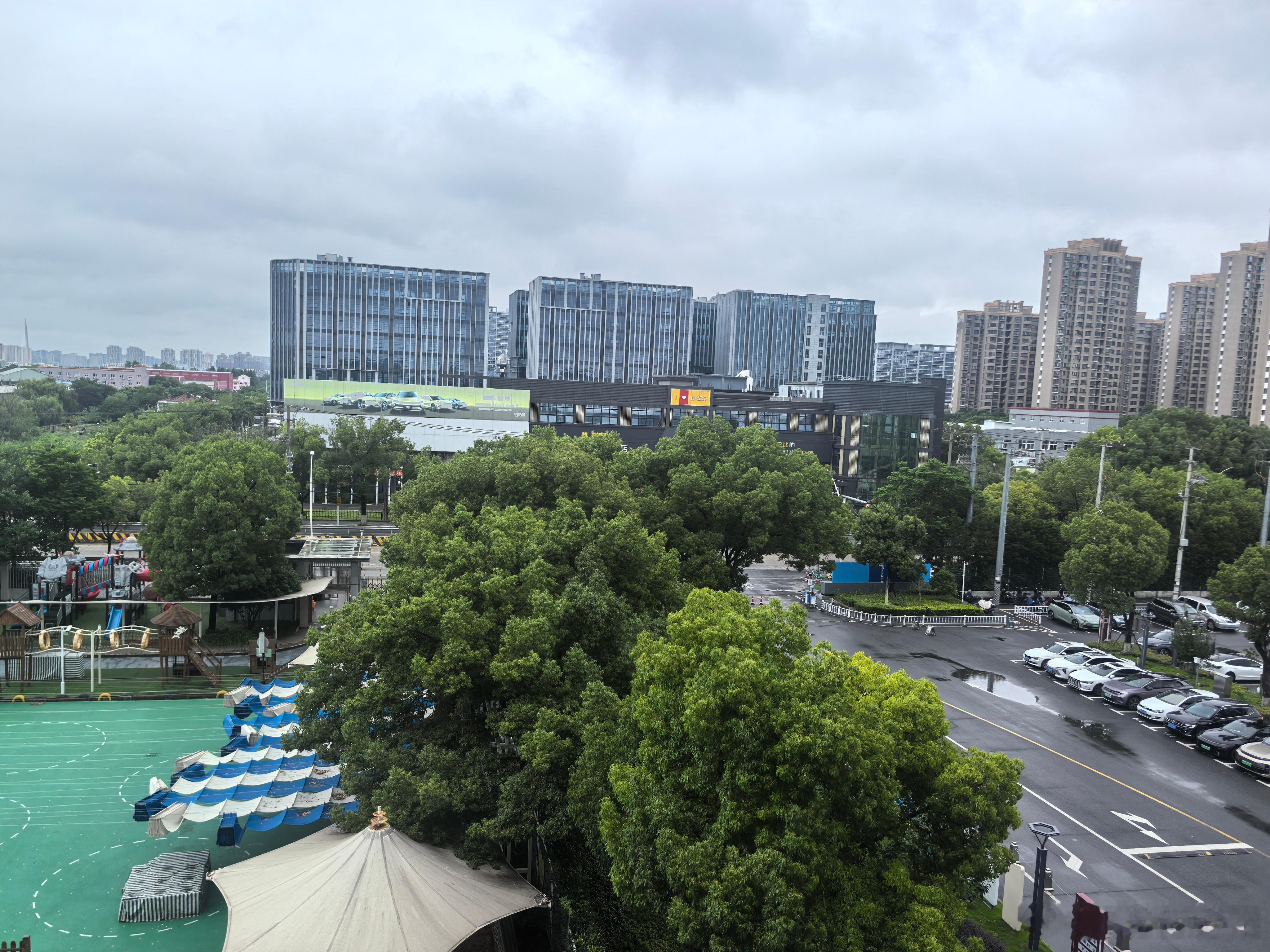 在职场上，老板来公司不是为了证明自己不可替代的。你越不可替代，公司越做不大。你越