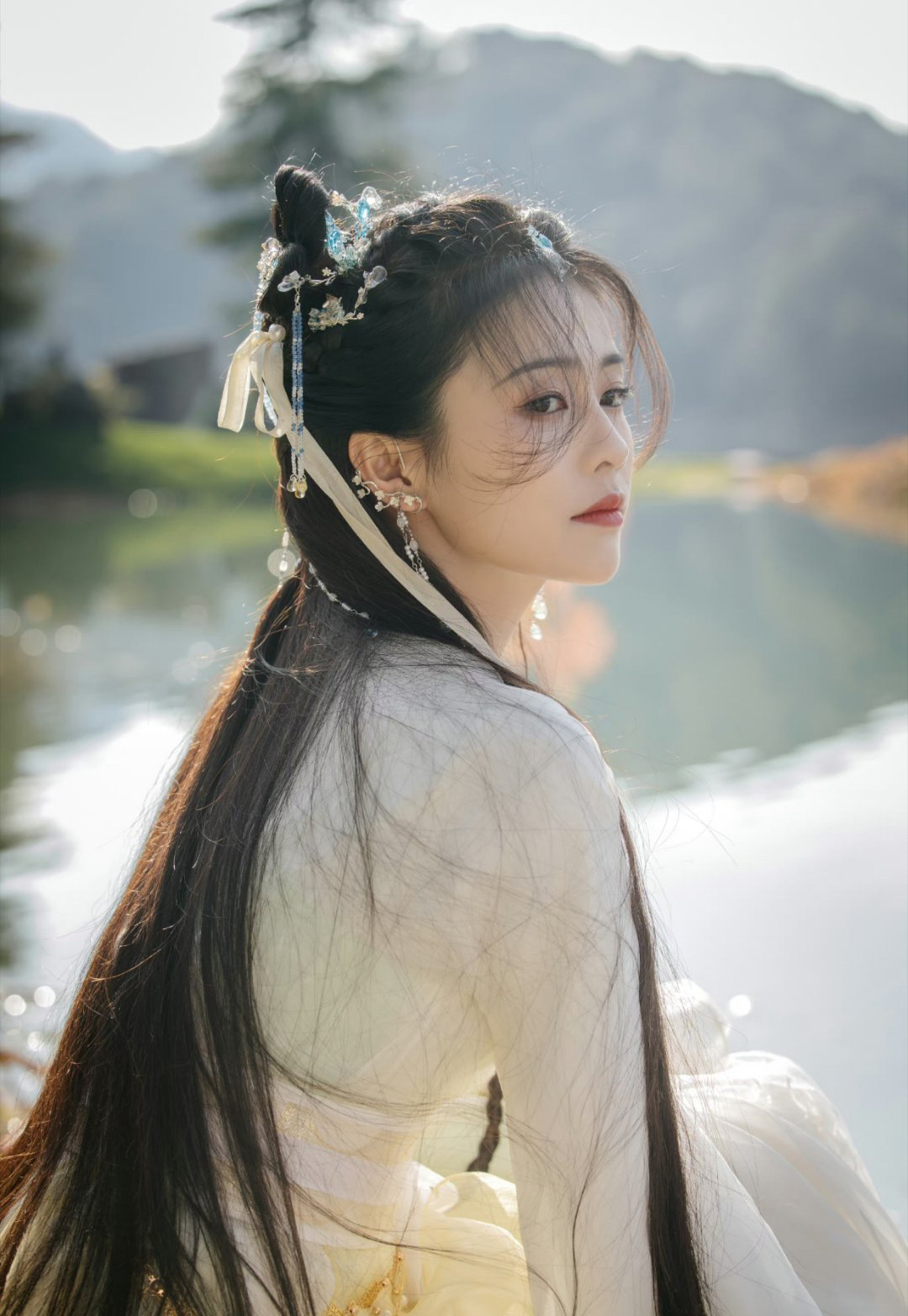 但看白鹿的古装造型确实很挺好看的，只不过是因为她穿上变土了吧？ ​​​