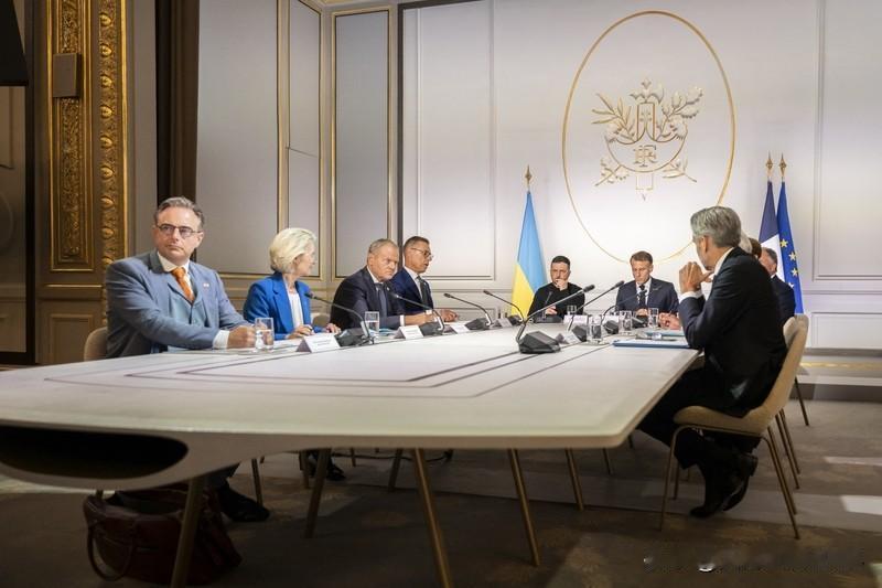 法乌领导人举行新闻发布会 当地时间12月1日，法国总统马克龙和乌克兰总统泽连斯基