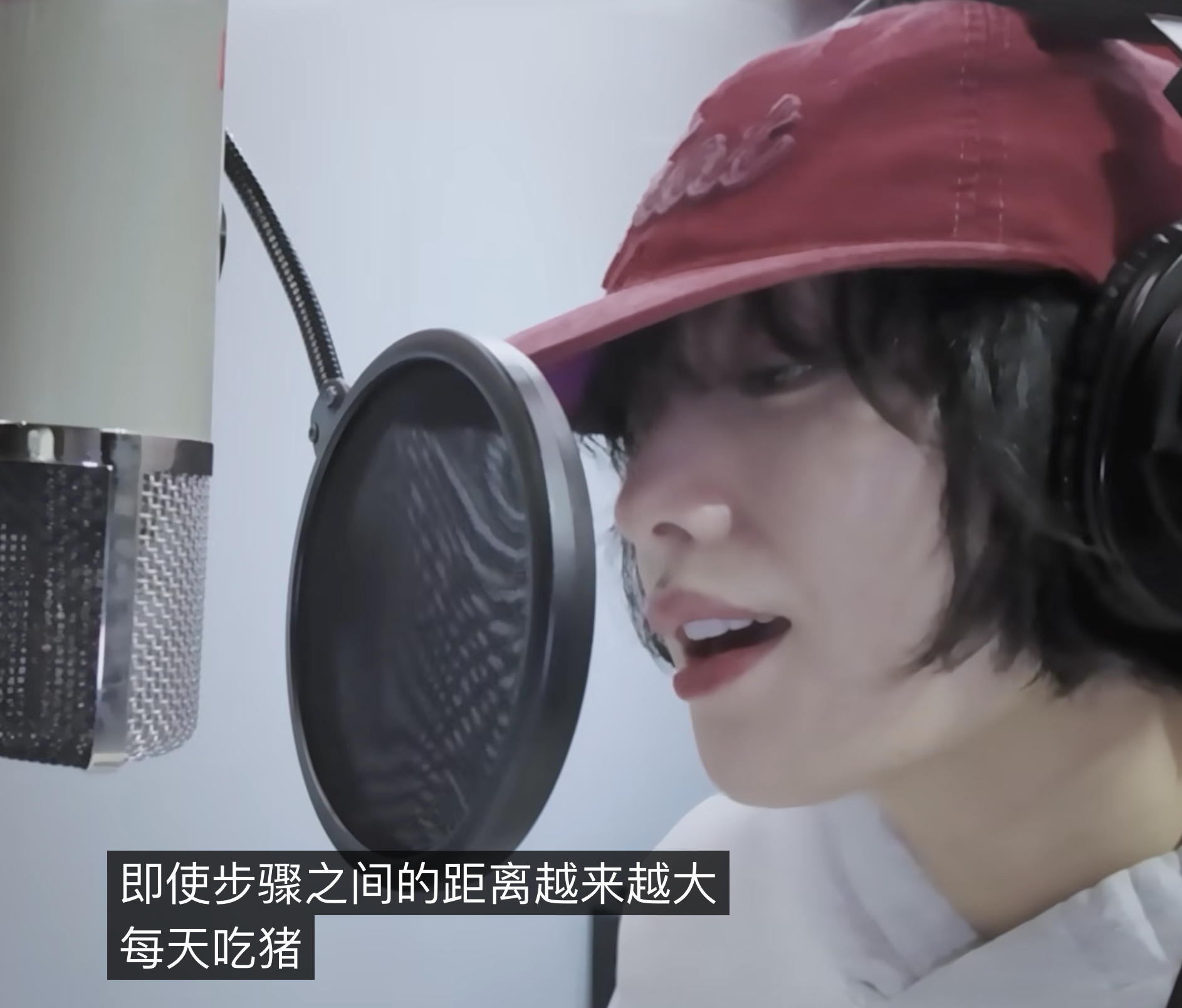 油管的翻译真是让人迷惑。不过NANA唱歌挺好听的，没有任何问题，为何现在说话那么
