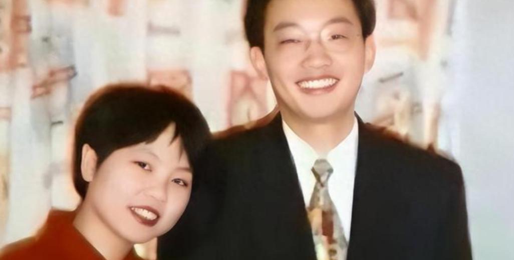 2003年9月11日，邱小强趁妻子洗澡之际，向她的咖啡杯中投入了致命剂量的麻醉剂