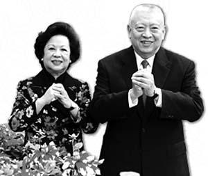 董建华与妻子赵洪娉共育三个孩子，两个儿子先后进入东方海外，一个毕业于普林斯顿和斯