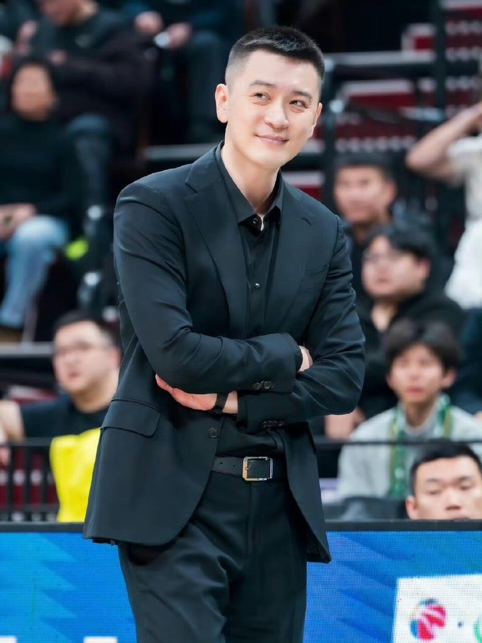 俱乐部回应杨鸣离职辽篮官宣同意杨鸣因身体原因辞职，乌戈暂代主帅，功勋教头曾率队拿