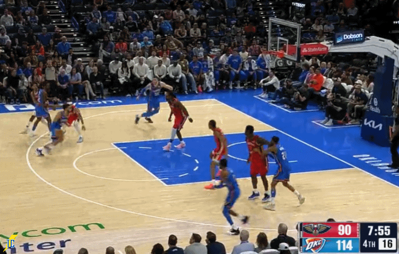 昨日第四节中段，卢尼一巴掌拍到米切尔面门，裁判吹罚一级恶意犯规，补一个GIF。雷