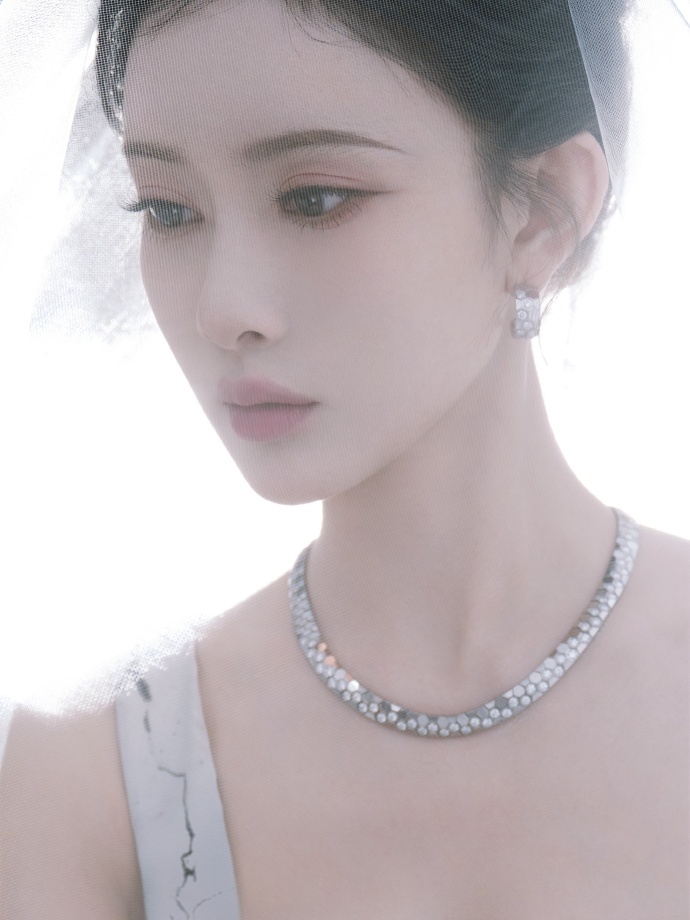 孟子义尖叫之夜出图中，雪域神女设定搭配碎裂冰纹礼服，纹路质感与整体造型和谐，传递