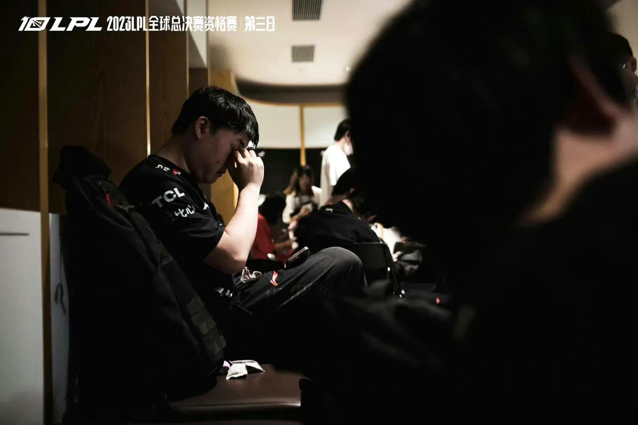 Uzi大概率不会留EDG了，还会不会打真就两说！
EDG下赛季真的必须要重组了，