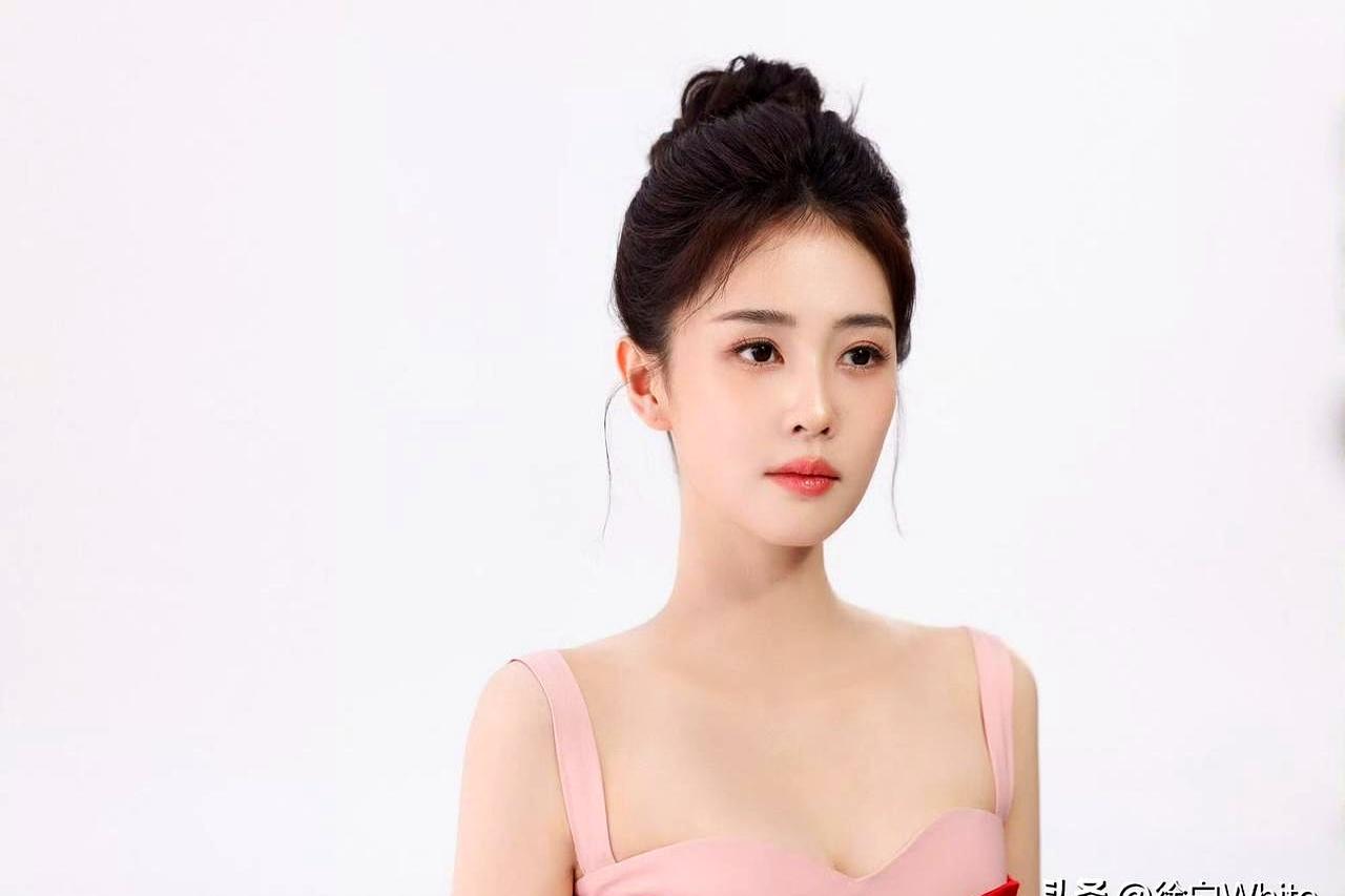 白鹿这事儿一出来，网友立马开始顺着线索扒，动作快得很。
5月13日，她名下多了家