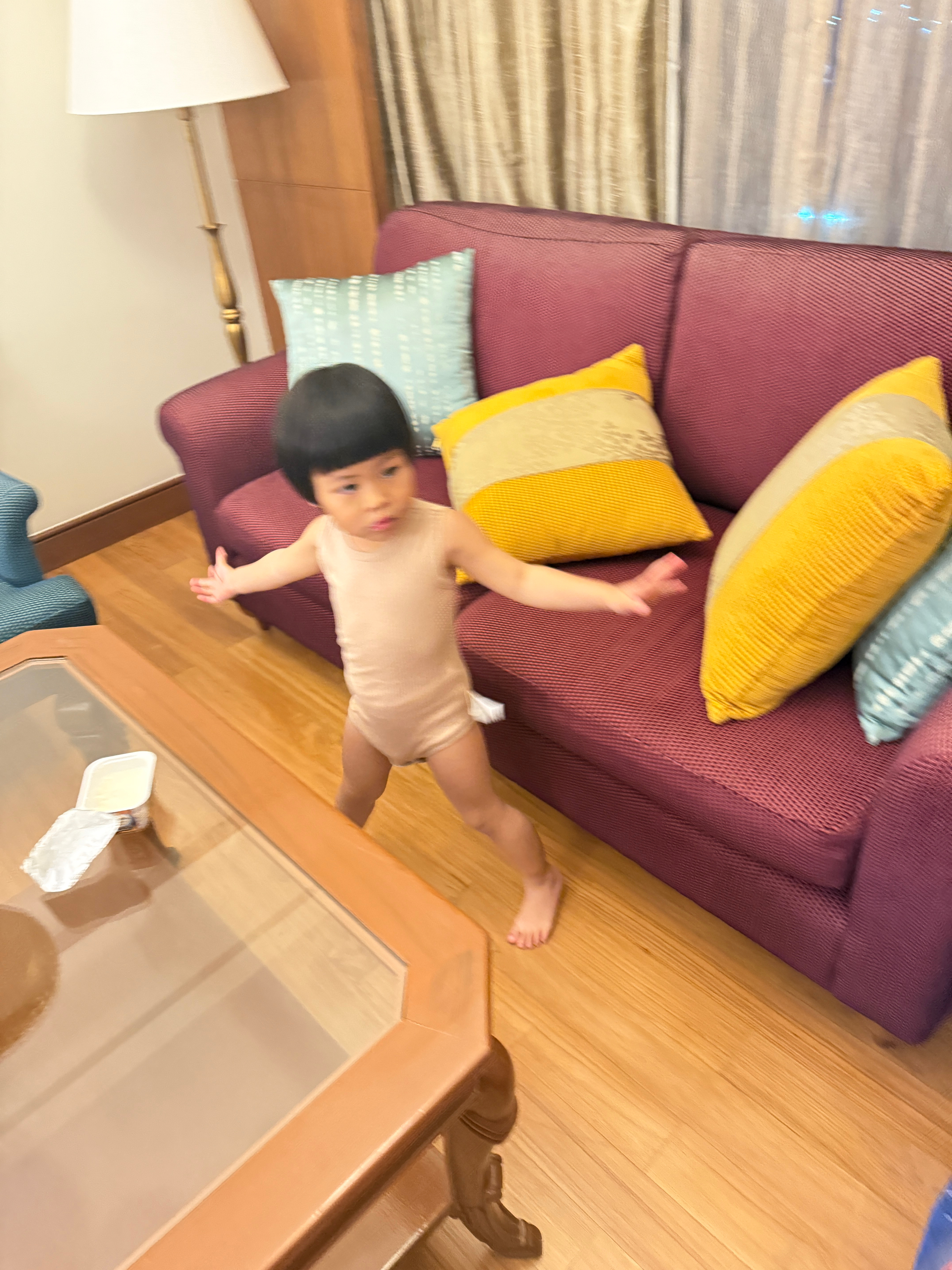 非常精神，正在扭动扭一半问我：妈妈，我这样歪歪歪系不系像海带中午就不该让她补那一