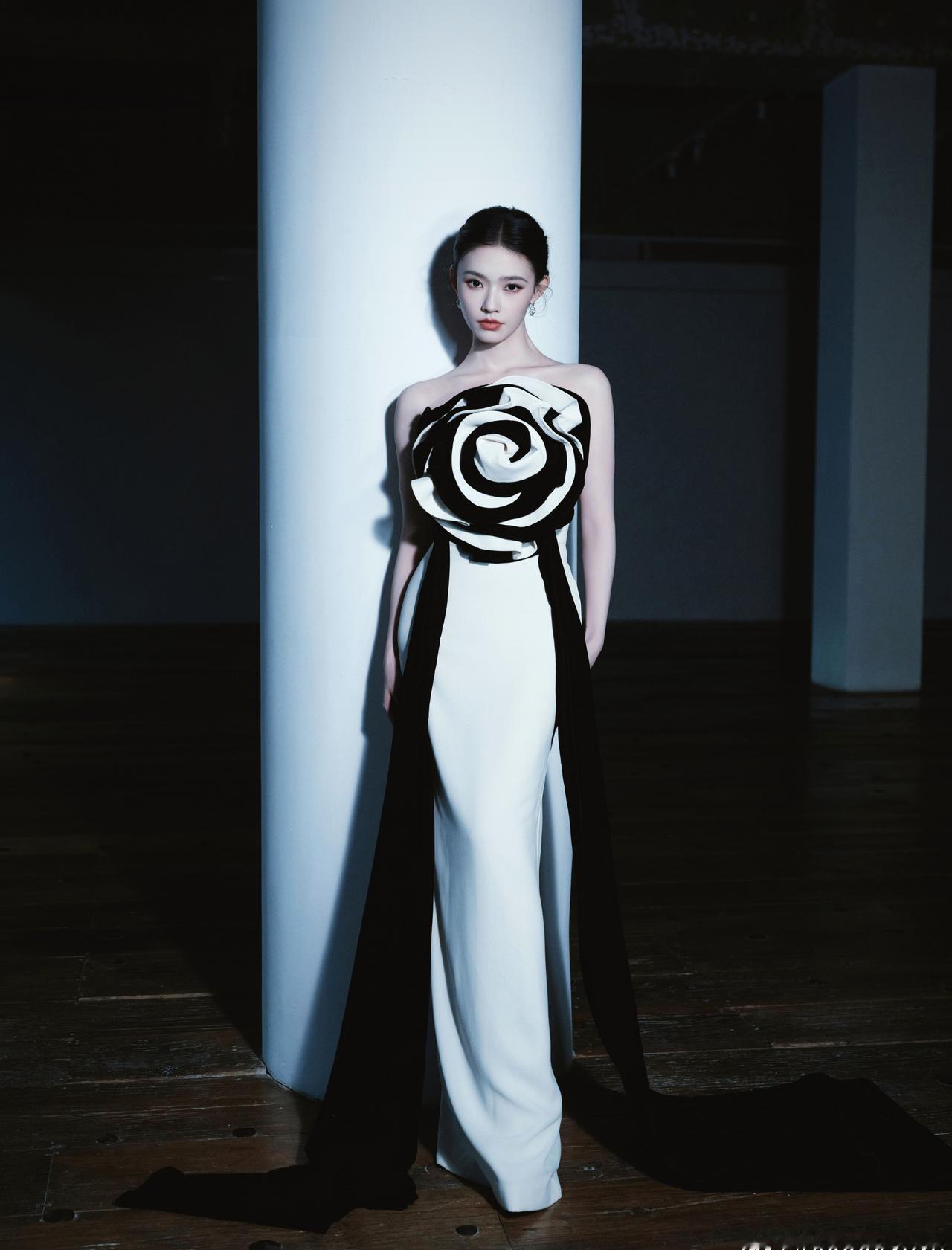 林允超话  |  FashionExpo时尚游览会

黑白写意，于城市的浮光掠影