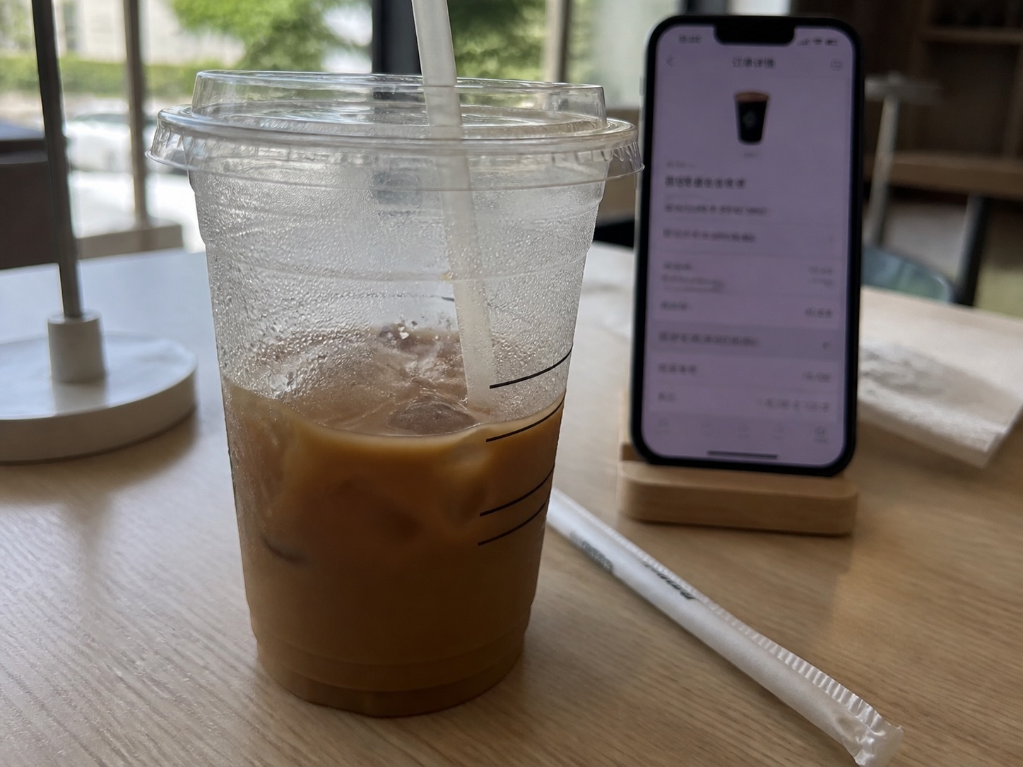 瑞幸超大杯拿铁去冰后仅半杯 这个话题其实挺容易吵起来的有人觉得 去冰之后少一点正