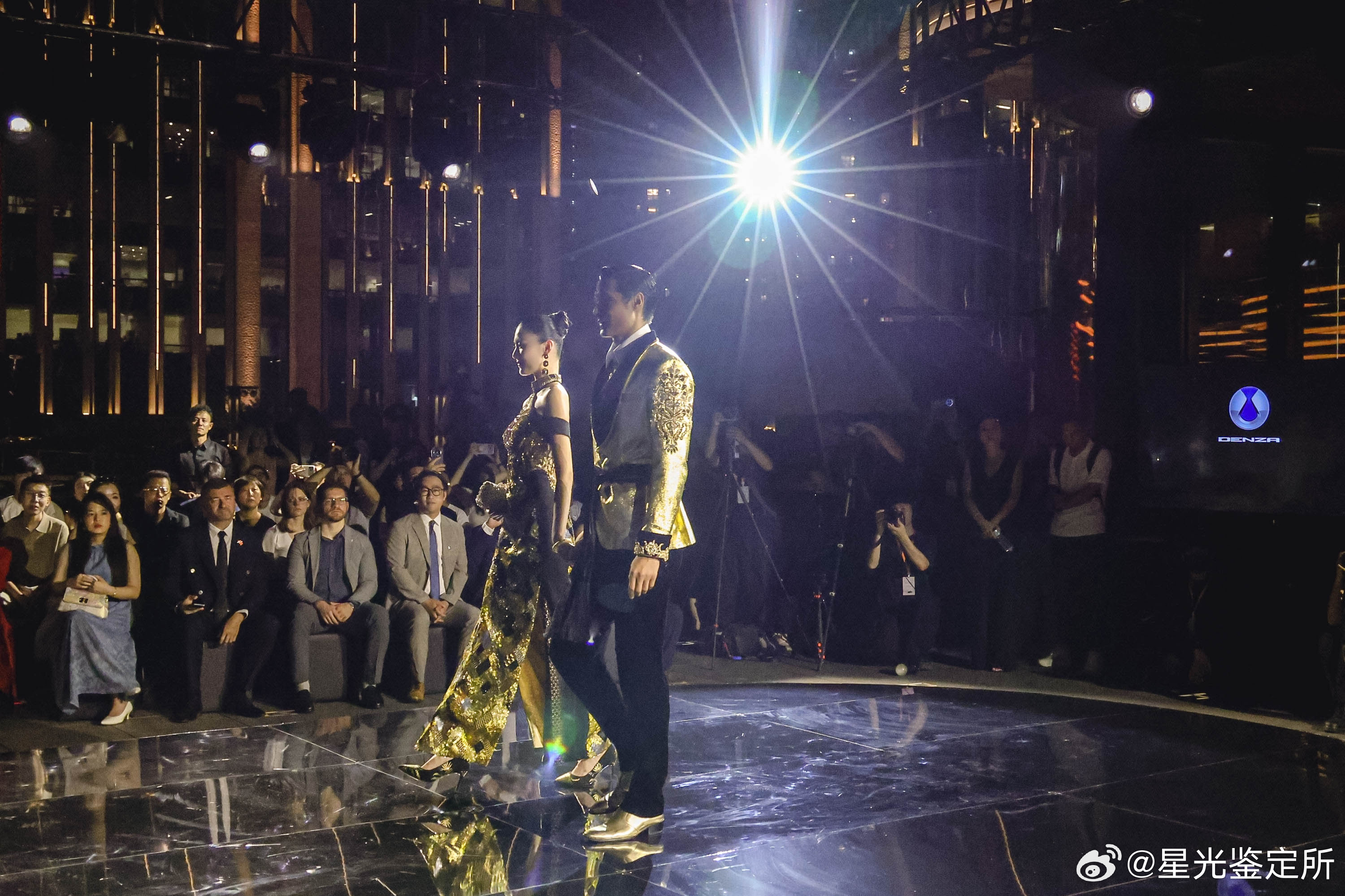 来上海解锁电车美学盛宴喜欢这种无声穿梭的感觉。窗外是喧嚣名利场，窗内是独享静谧。