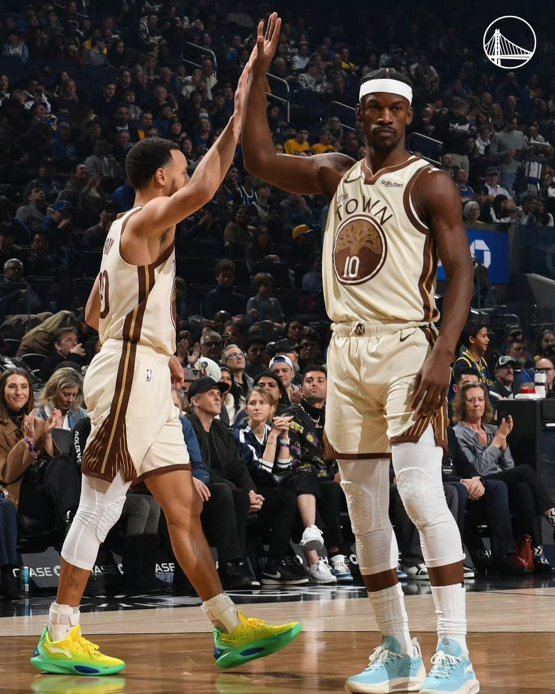 据ESPN报道，金州勇士队球星斯蒂芬·库里已与中国公司李宁签署了一份里程碑式的十