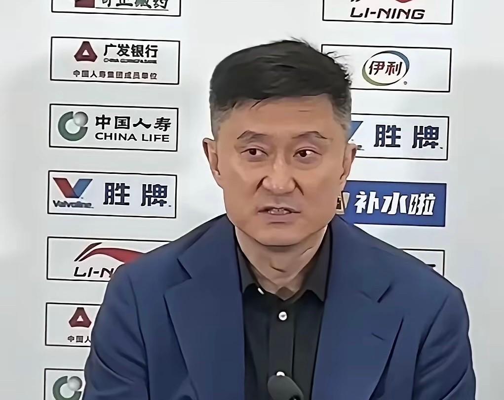 这事儿看着真别扭。表面上是谈续约谈战术，结果呢，续约成了筹码，交易成了手段。杜锋