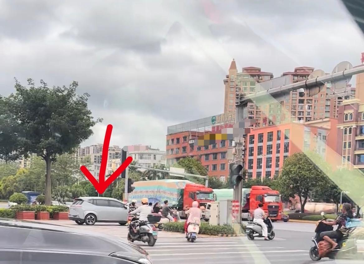 【玉林二环教育路口绿牌小车从安全岛过马路】

近日，有网友看见玉林市二环路教育东