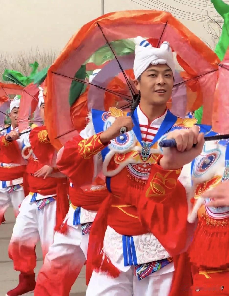 绥德的秧歌又舞起来了，那么的激情、热烈，青春、阳光，咋看咋喜庆，咋看咋高兴。我们