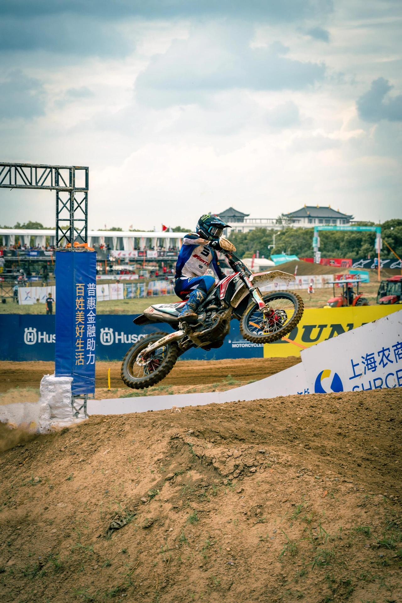 MXGP瑞典站的赛道和南欧场地完全不同，土壤潮湿黏性强，下雨后满地厚泥。这种路况