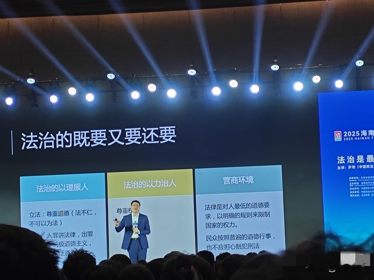 罗翔教授
在有文化的圈
为什么这么受欢迎？
在网上乌合之众，却恨之入骨