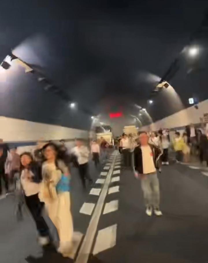 4月26日下午，有网友在社交平台发布多个视频，称高速公路隧道里有汽车起火，大家只