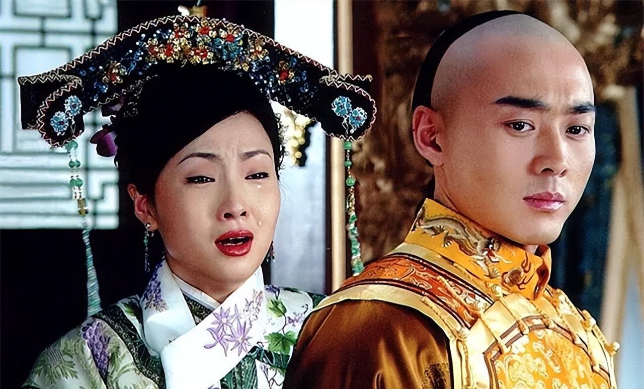 1867年深秋的紫禁城，安德海穿着明黄色龙袍在戏台上扭动腰肢，台下的慈禧笑得前仰