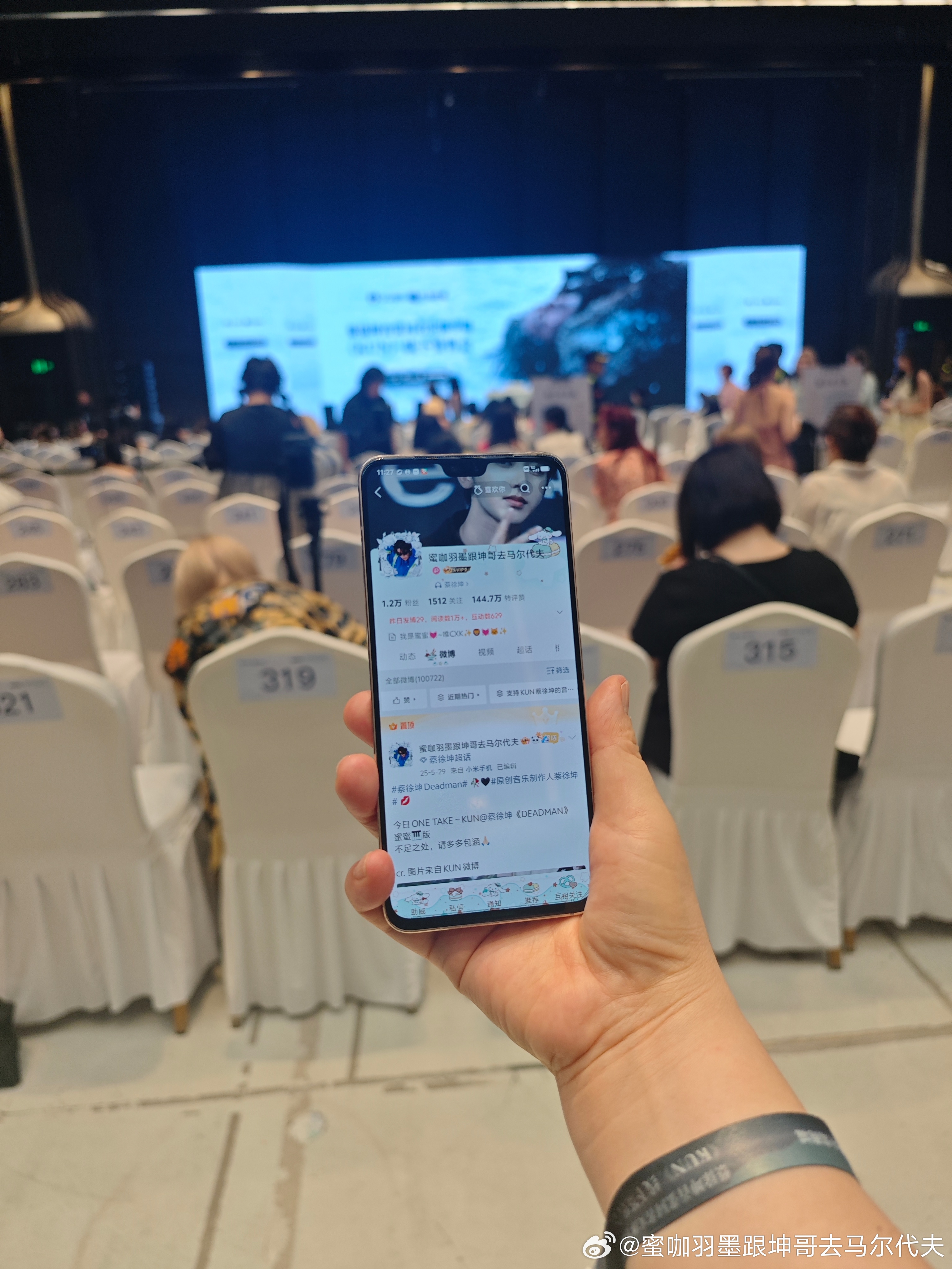 蔡徐坤💘蔡徐坤首张同名实体专辑线下签售会感谢🙏🏻Lily替我打了卡，辛苦了