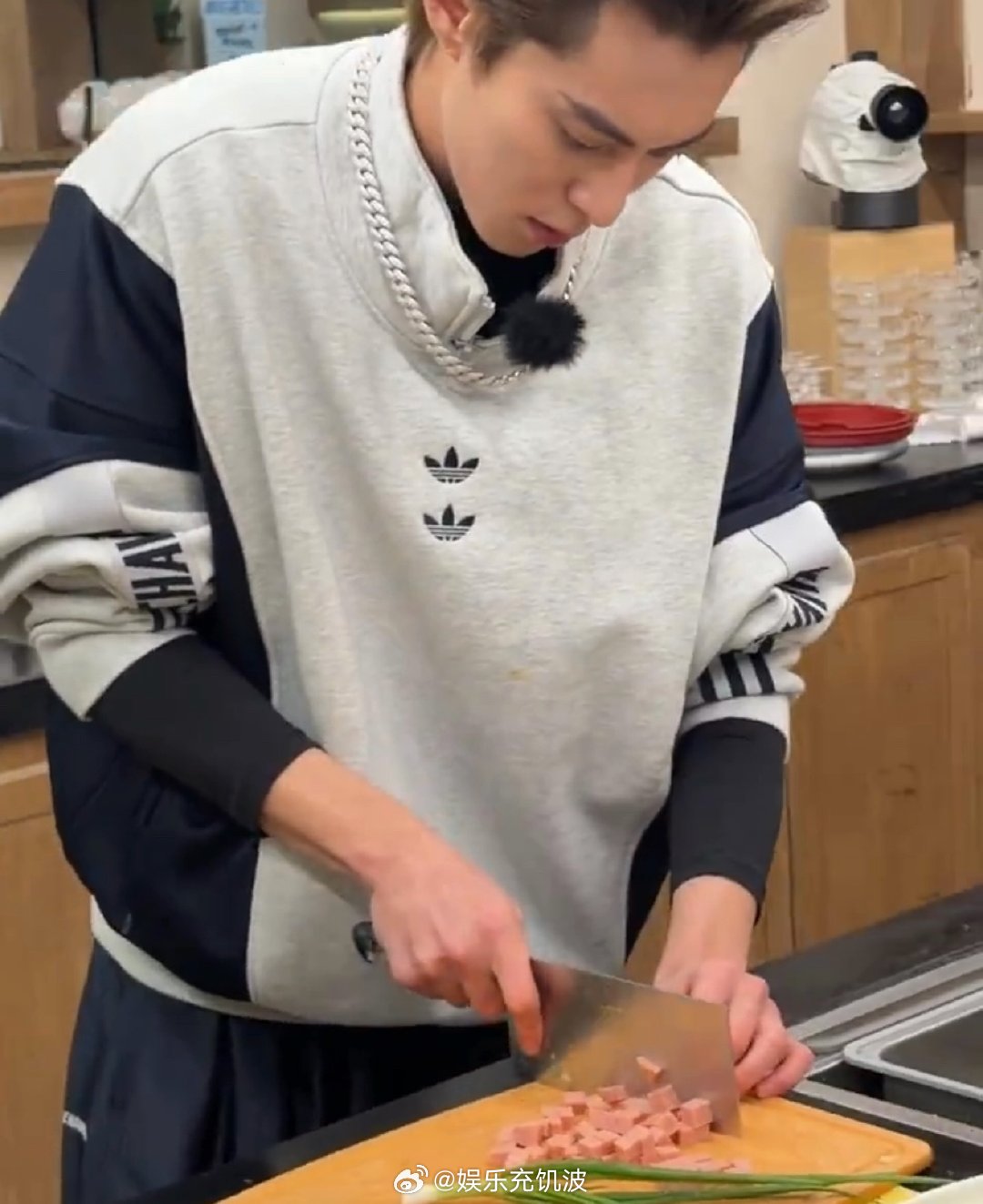 白鹿厨房直拍镜头 白鹿客栈厨房第一视角 亲爱的客栈 真的被帅到！以为是白鹿厨房直