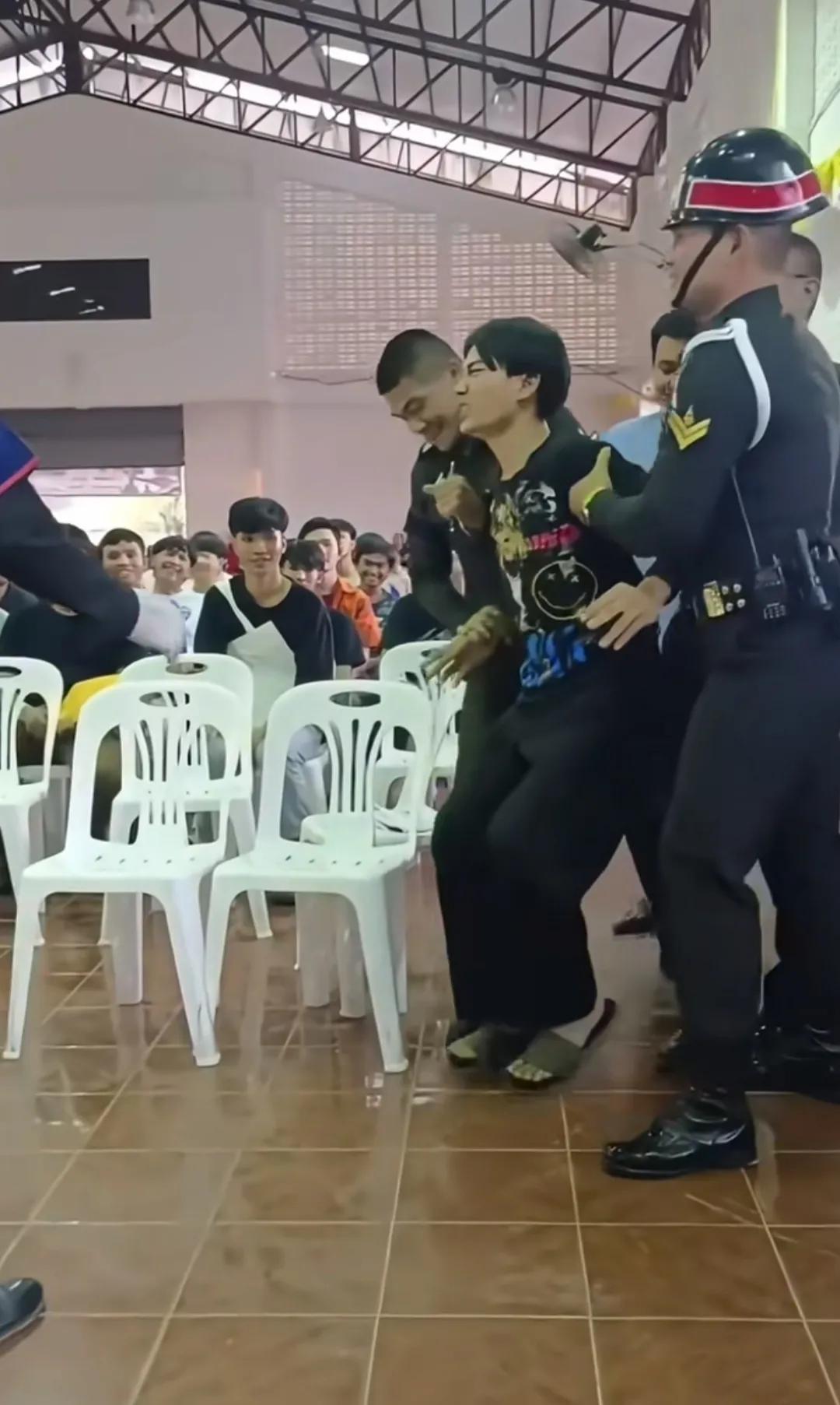 泰国征兵场面：男孩抽到当兵签，直接吓晕。