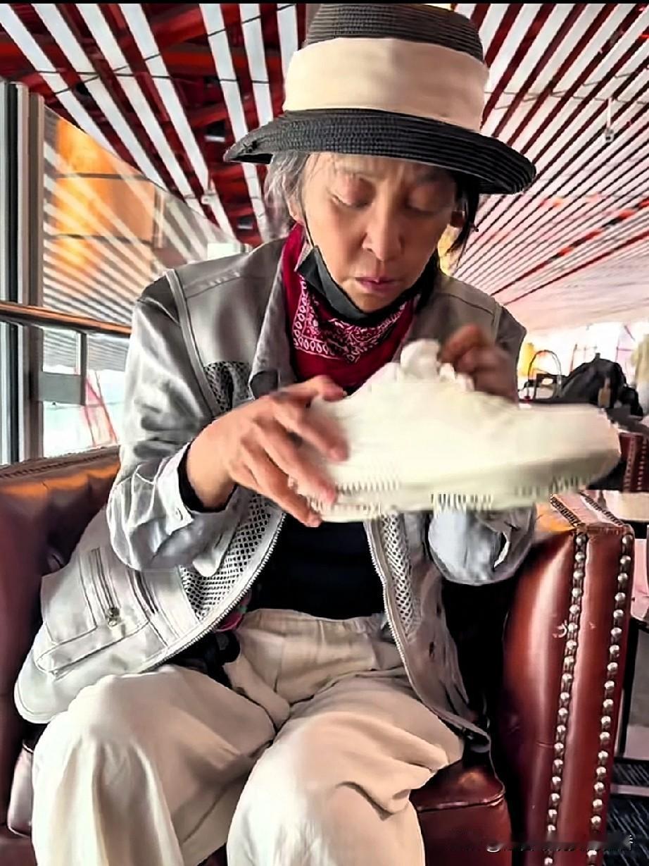 大家看看李勤勤像个明星吗？
有人拍到李勤勤在早班机候机室,脱下脚上的白鞋子闻了闻