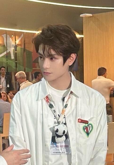 刚刷到消息超激动， 站上国际舞台传递中国青年态度，关心地球的样子超帅～ 