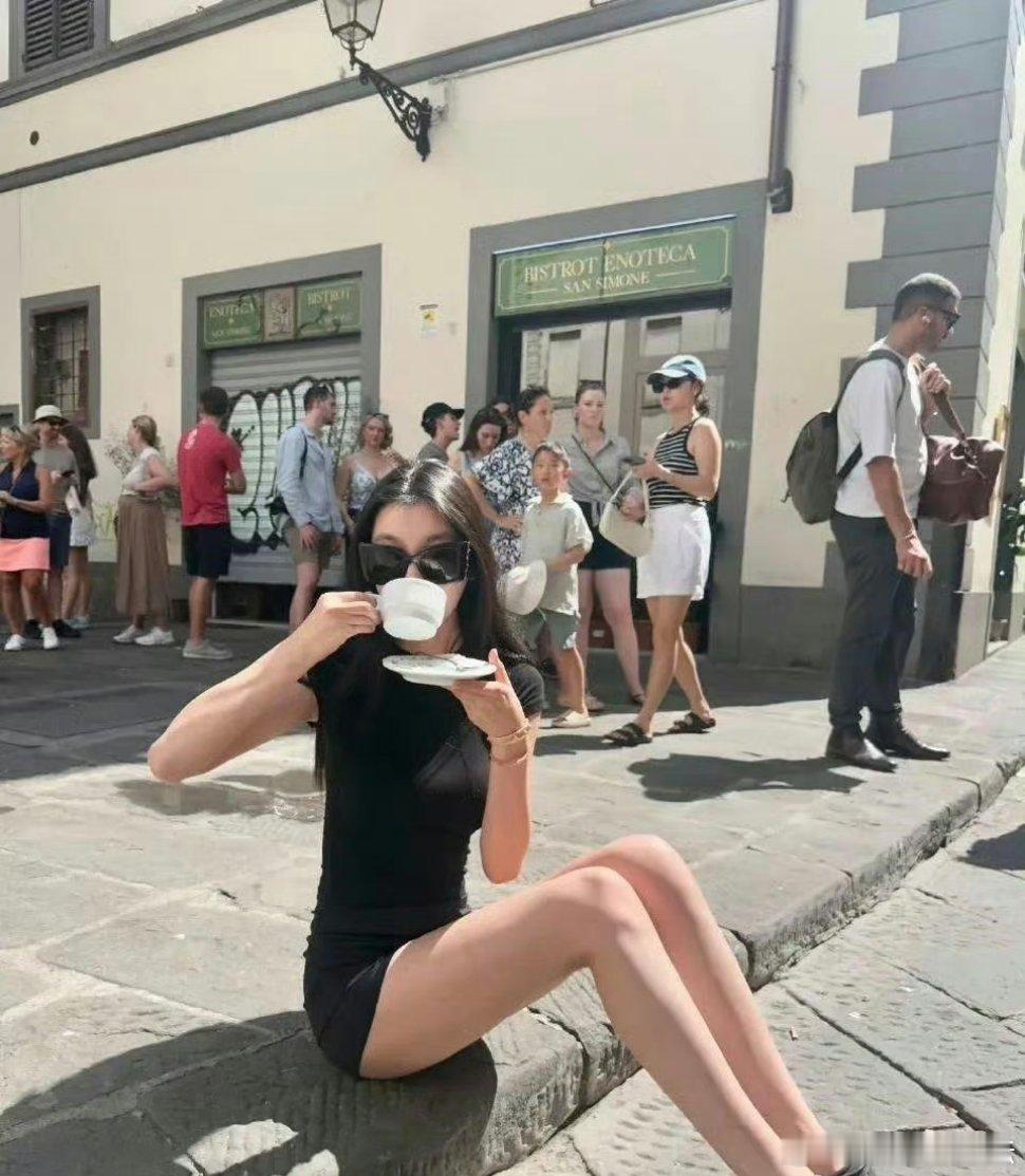 易梦玲的松弛感好做作，这样的照片拍了有什么必要呢 ​​​