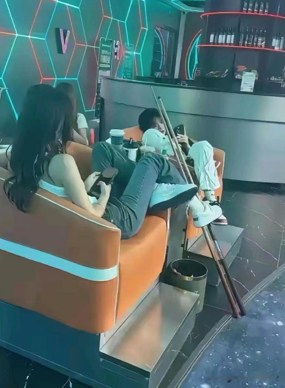 没有搞懂台球的助教有什么用，技术还没多好，摆球还先摆姿势。难道这是招揽生意的法宝