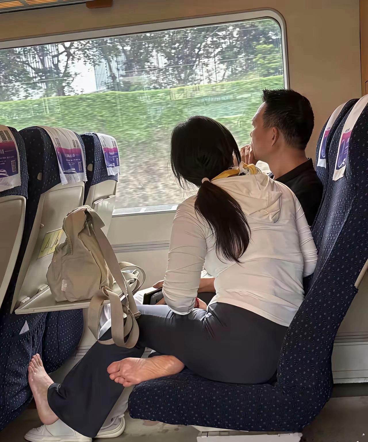怎么办？离得太近，我用不用委婉提醒？？怎么高铁上会有这种的人啊？怎么高铁上会有这