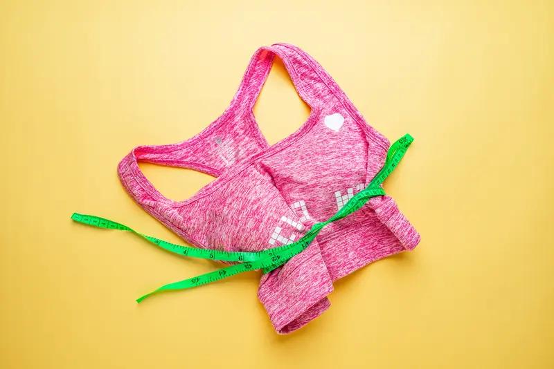 女子穿运动内衣跑完越野胸部染色 11月5日，“女子穿运动内衣跑完越野胸部染色”上