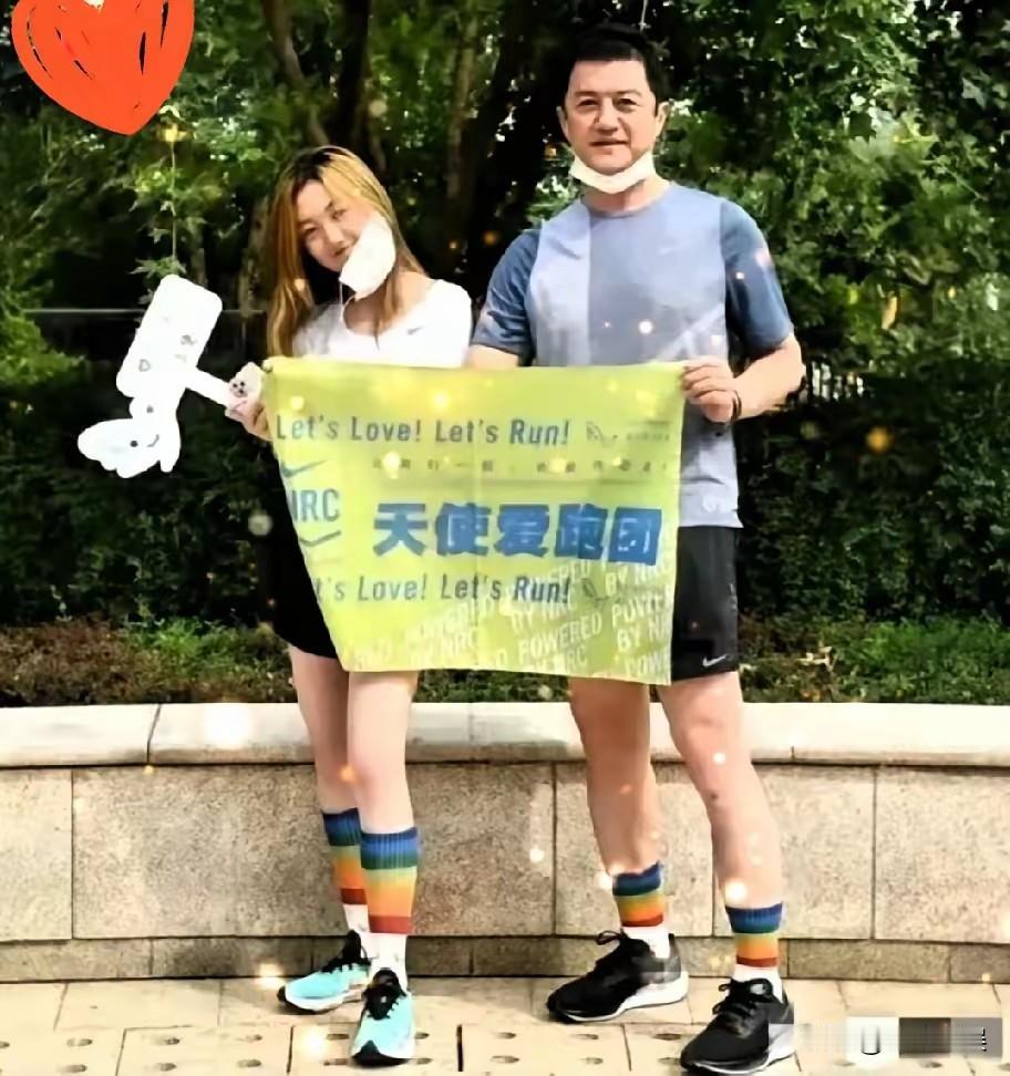 现在全网最高兴的是李亚鹏和王菲吧，
不是因为他们会复合。
而是因为
他们的女儿李