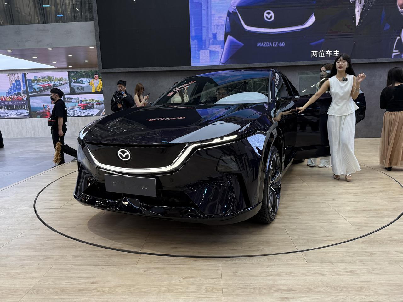 11月21日，2025广州车展正式开幕。长安马自达带来了两款主力电动车——EZ-