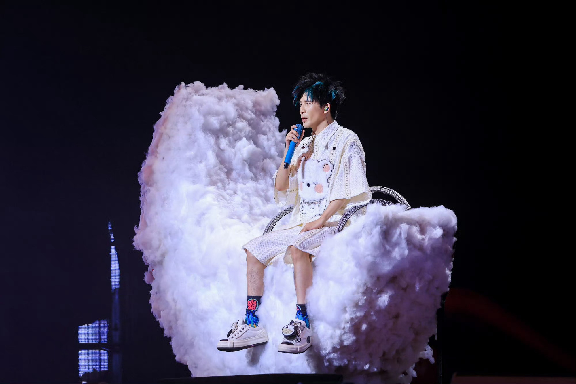 大张伟敬我们伟大的人生大张伟用一场演唱会绽放人生礼花 平凡日子也有伟大瞬间，大张