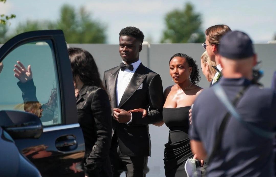 恭喜！太阳报：萨卡向交往五年的女友求婚成功据《太阳报》独家报道，阿森纳球星萨卡在