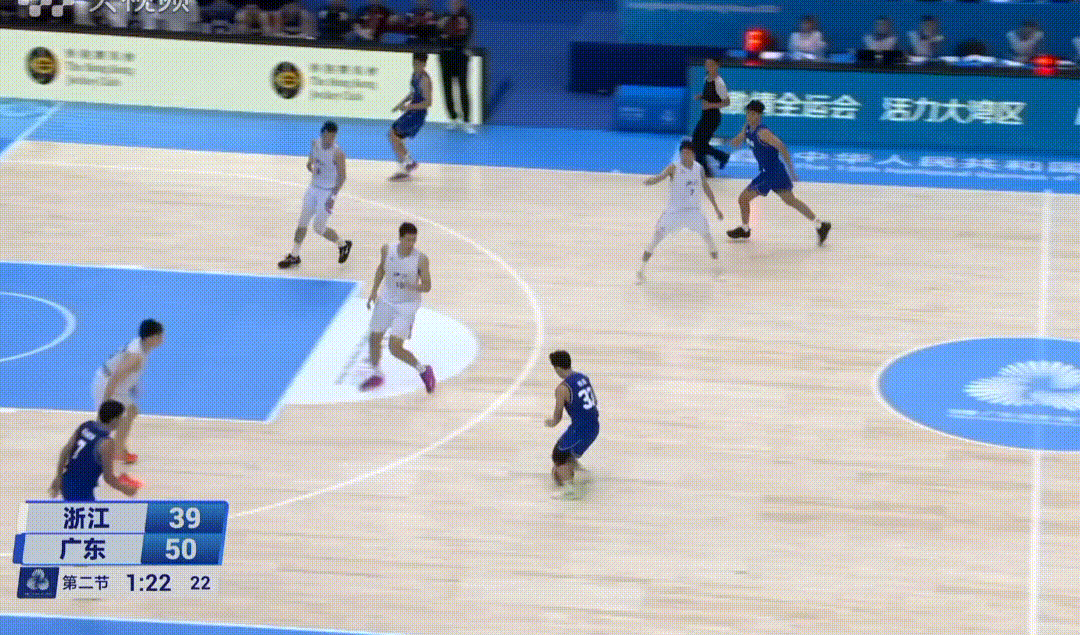 11分11助攻4篮板2抢断，杨溢这场组织串联队友还是非常出色的，最大的问题还是投