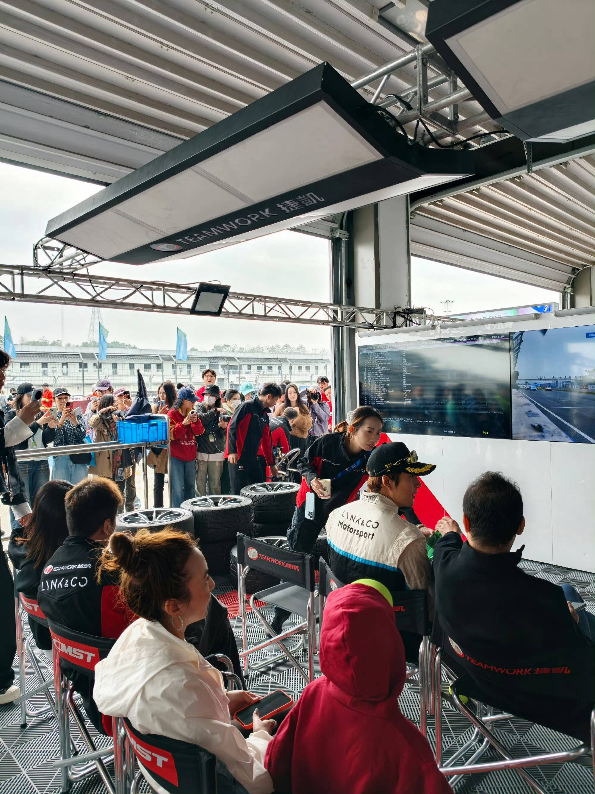 韩东君520官宣在很多赛车比赛上见过韩东君去年的TCR就坐他后面 也看他拿了冠军